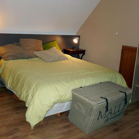 Le Clos Bener Yvre-l'Eveque Luaran gambar
