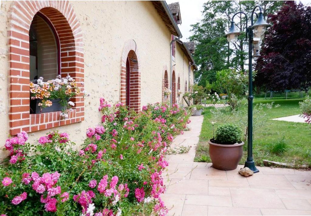Le Clos Bener Yvre-l'Eveque Luaran gambar